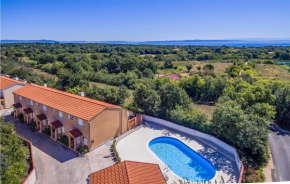 Amazing home in Liznjan with Outdoor swimming pool, WiFi and 2 Bedrooms